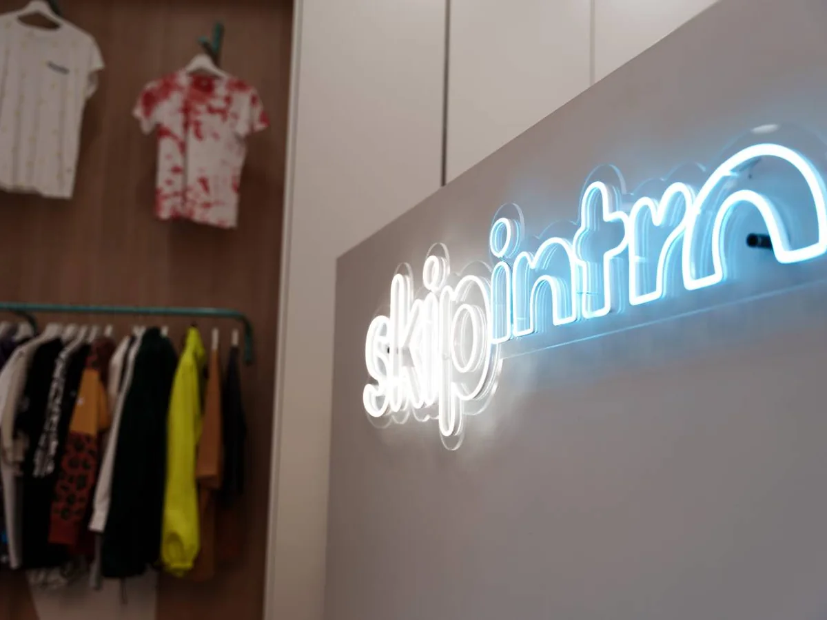 Showroom Skip Intro sa uzorcima na stalku